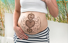 Malování těhotenského bříška hennou